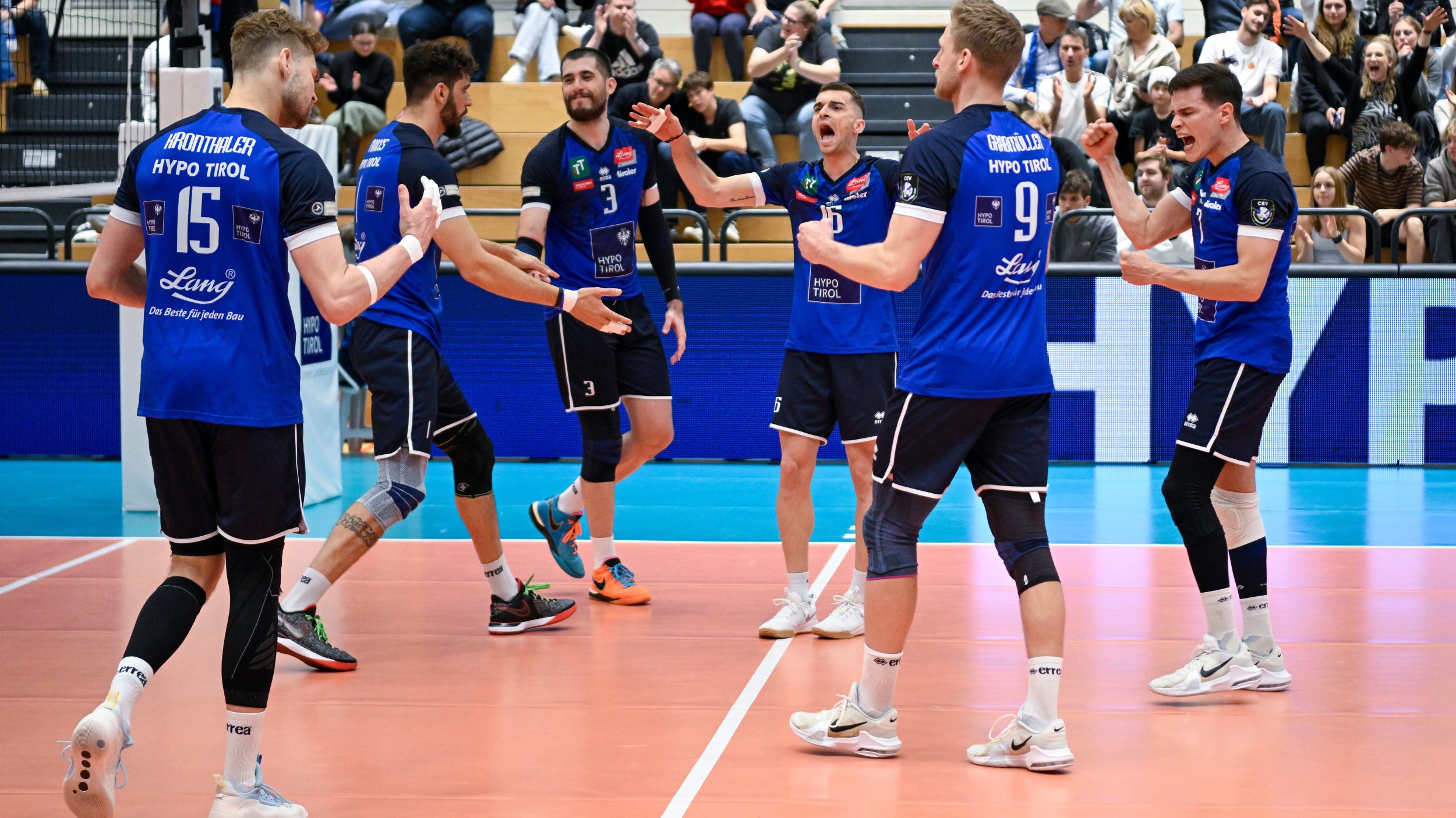 Krimi zum Auftakt! <a href='/de/daten/news/volleyball/hypo-tirol/' class='tag'>Hypo Tirol</a> gewinnt erstes <a href='/de/daten/news/avl/' class='tag'>AVL</a>-Finalspiel