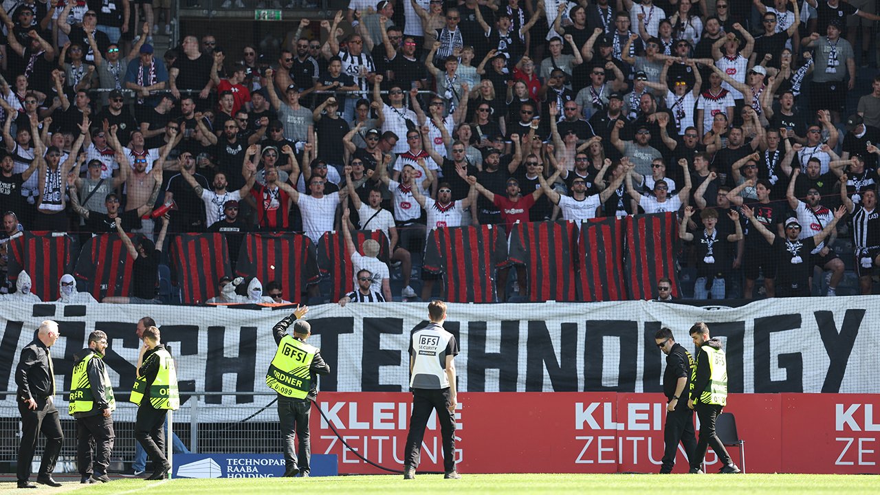 Aus Protest: <a href='/de/daten/news/fussball/lask/' class='tag'>LASK</a>-Fans werfen mit Waschmittel-Tabs