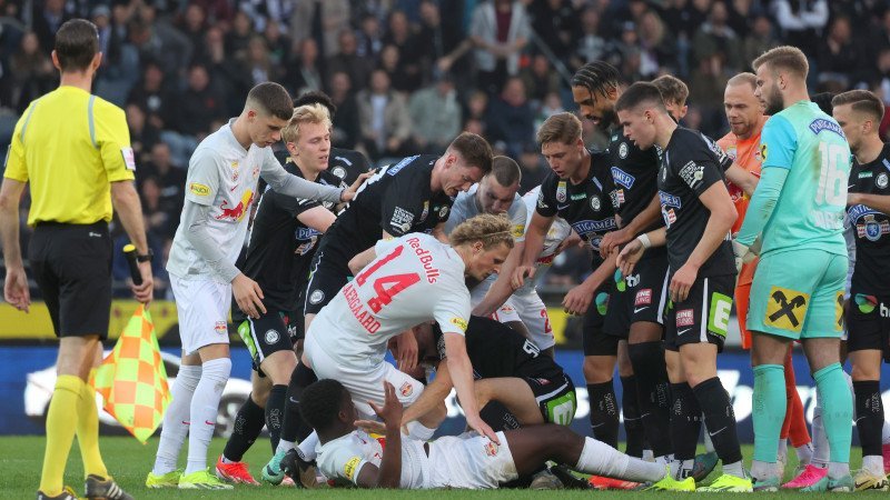 Spielsperren für Sturm-Trio nach hitzigem "Ringkampf"