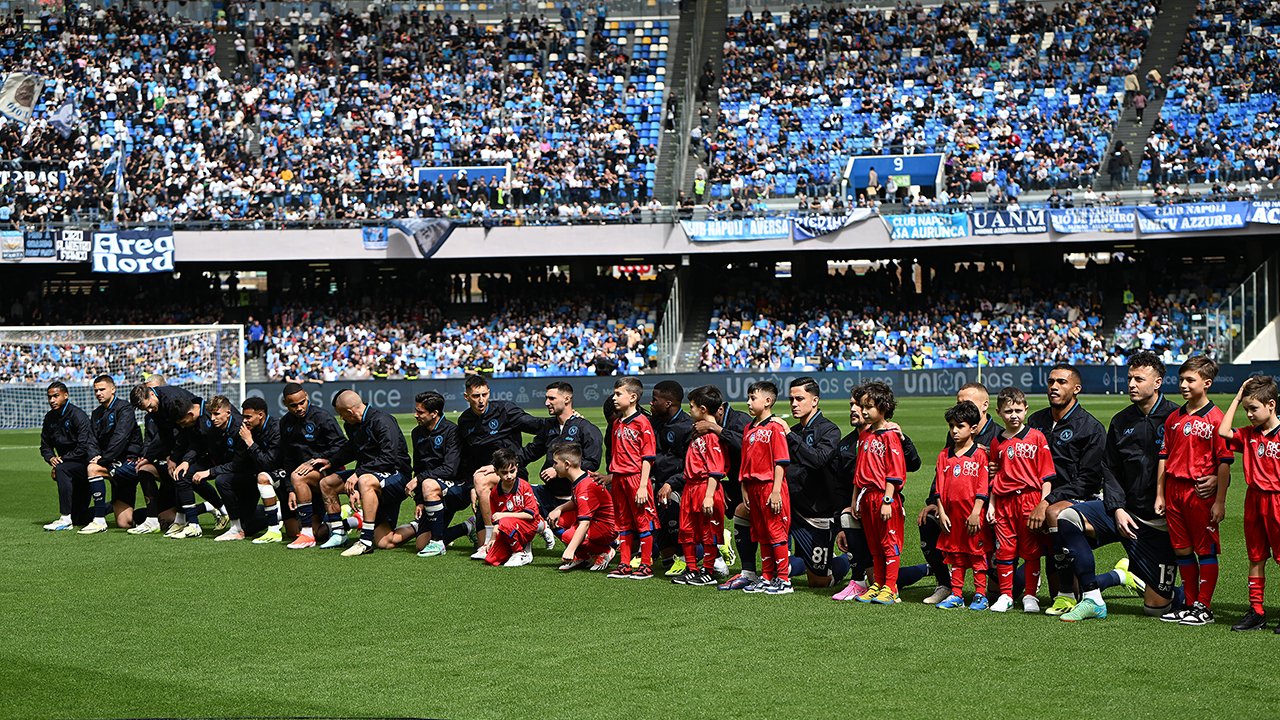 Nach Rassismus-Vorfall: Napoli reagiert mit Kaepernick-Geste