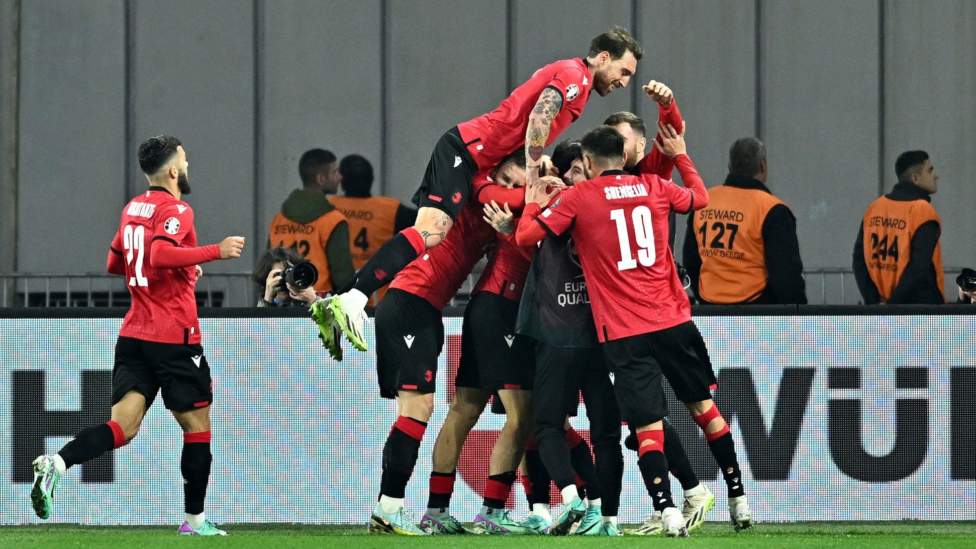 Elfer-Krimi! <a href='/de/daten/news/fussball/georgien/' class='tag'>Georgien</a> fährt zur EURO - Griechenland raus