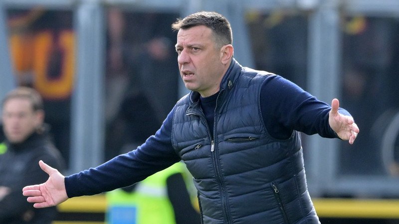 <a href='/de/daten/news/fussball/serie-a/' class='tag'>Serie A</a>: Lecce-Trainer mit unsportlicher Kopfstoß-Szene