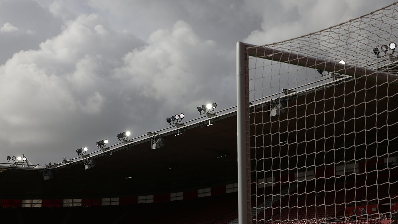 Feuer! <a href='/de/daten/news/fussball/fussball/' class='tag'>Fußball</a>-Partie in England muss abgesagt werden