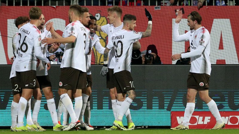 Spitzenreiter St. Pauli bezwingt Kiel im Topspiel knapp