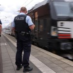 Polizei hält Zug mit HSV-Fans stundenlang an