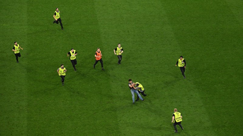 Nach Halbfinale: Strafanzeigen gegen drei Flitzer