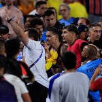 Eskalation! Uruguay-Spieler prügeln sich nach Aus mit Fans