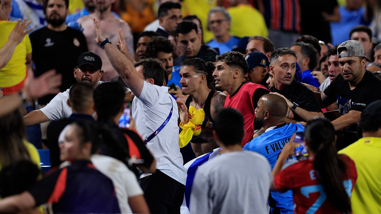 Eskalation! Uruguay-Spieler prügeln sich nach Aus mit Fans