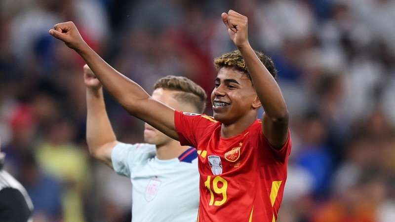 Spaniens "Wunderkind" Yamal nun offiziell Barca-Profi