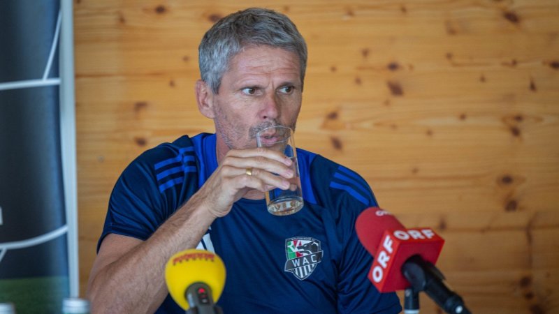 Nigerianer vor Unterschrift beim WAC