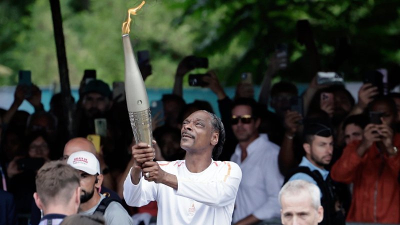 Fans jubeln: Rap-Star und IOC-Chef tragen olympische Fackel