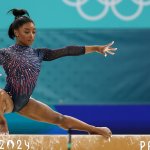 Topstar Biles turnt offenbar mit Verletzung bei Olympia