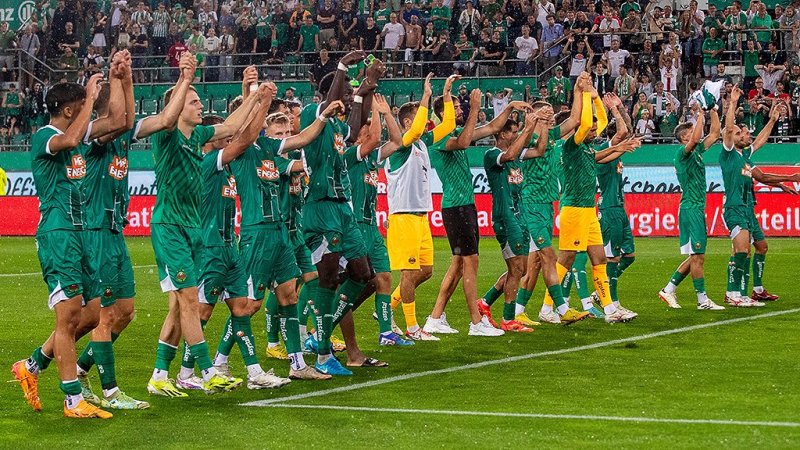 Grün-Weiß lässt die Kirche im Dorf