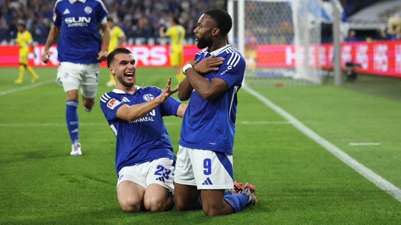 Schalke feiert Kantersieg zum Auftakt über Braunschweig