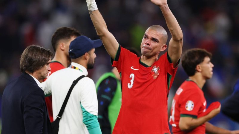 Pepe hängt seine Fußballschuhe an den Nagel