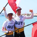 Gold-Duo trägt Fahne bei Olympia-Abschlussfeier