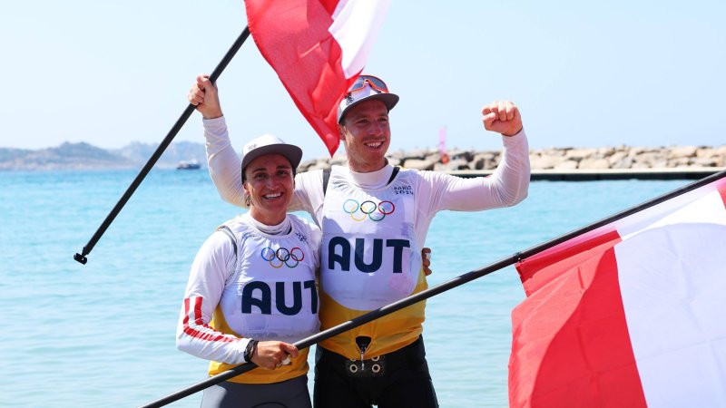 Gold-Duo trägt Fahne bei Olympia-Abschlussfeier