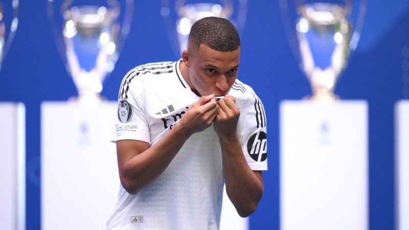 Kylian Mbappe feiert Real-Debüt