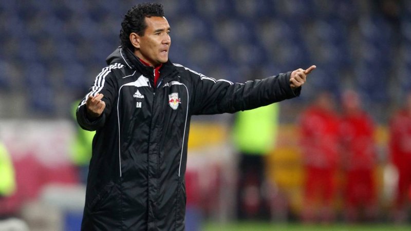 Spielervater wirft Regenschirm auf Ex-Salzburg-Coach