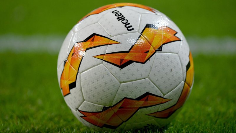 Kurios! Spieler in Peru erleichtert sich an Eckfahne