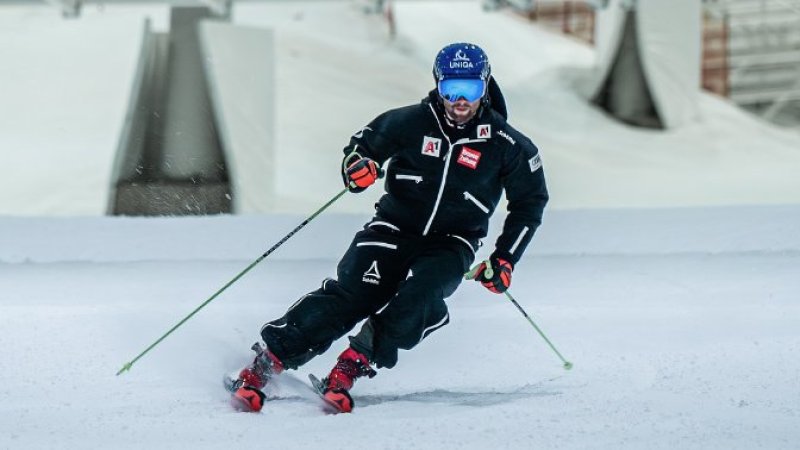 Marco Schwarz bei seinen ersten Schwünge in einer norwegischen Skihalle