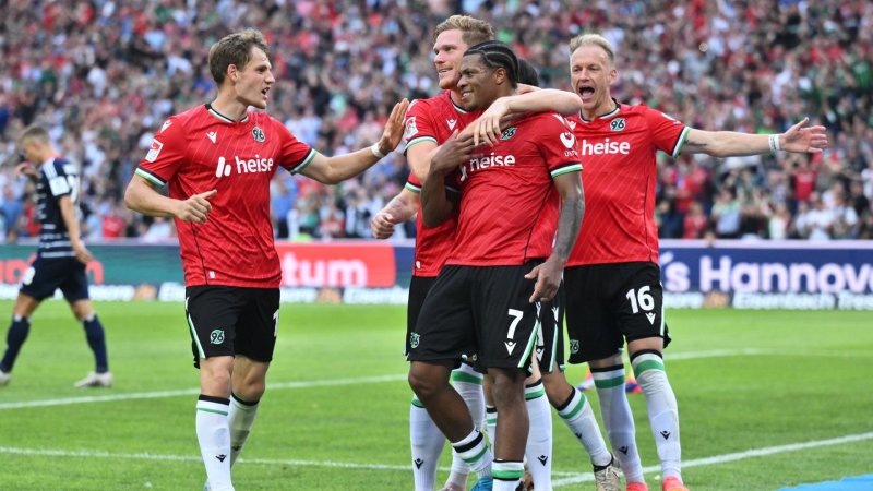 Hannover 96 gewinnt Spitzenspiel gegen den HSV