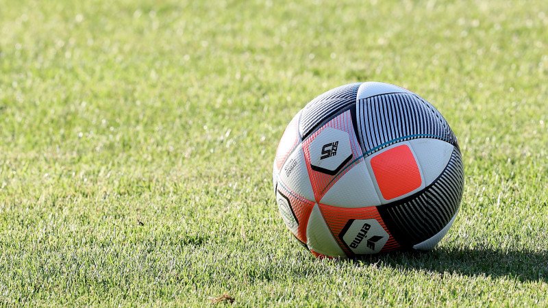 Schreckliche Szene! ÖFB-Legionär mit Wurfgegenstand beworfen