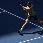 Sinner übersteht Fehlstart - Tsitsipas schon out