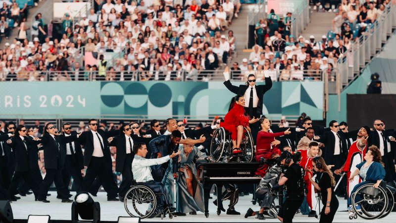 Spektakuläre Bilder! Paralympics 2024 offiziell eröffnet
