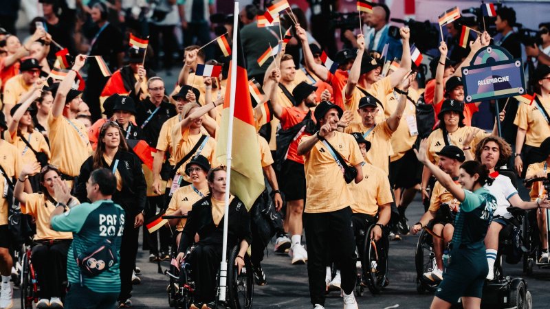 Spektakuläre Bilder! Paralympics 2024 offiziell eröffnet