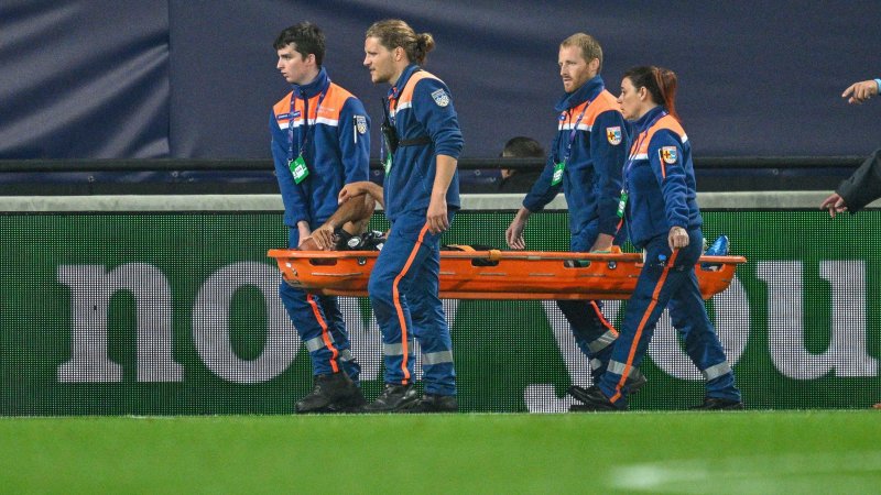 Früher Schreck für Sturm! Wüthrich mit Trage abtransportiert