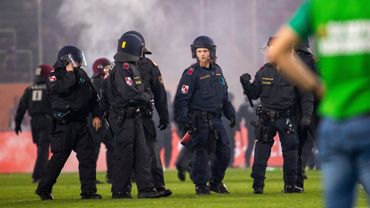 Im künstlichen Koma: Schwerverletzter nach <a href='/de/daten/news/wiener-derby/' class='tag'>Wiener Derby</a>