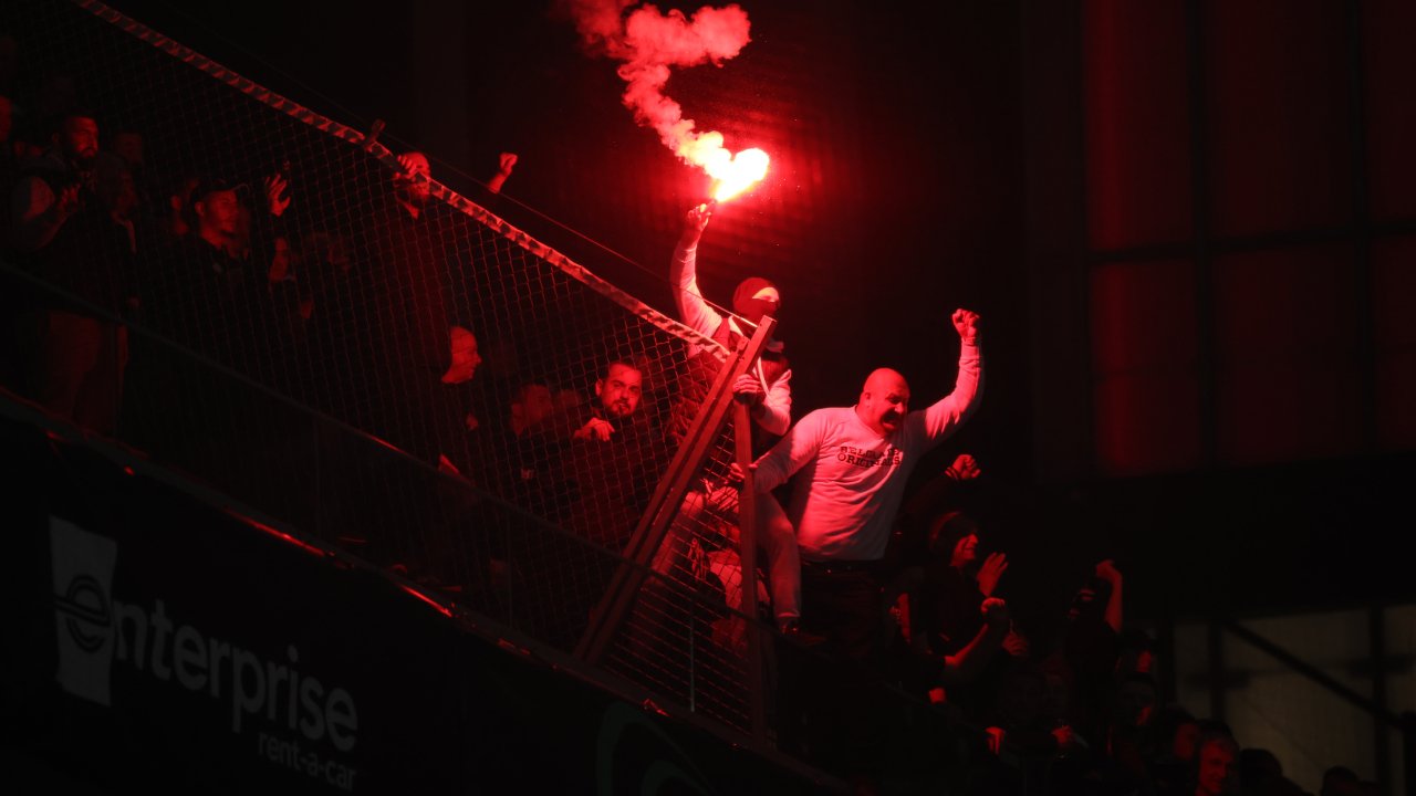 Belgrad-Derby: Partizan-Fans randalieren und verletzen Coach