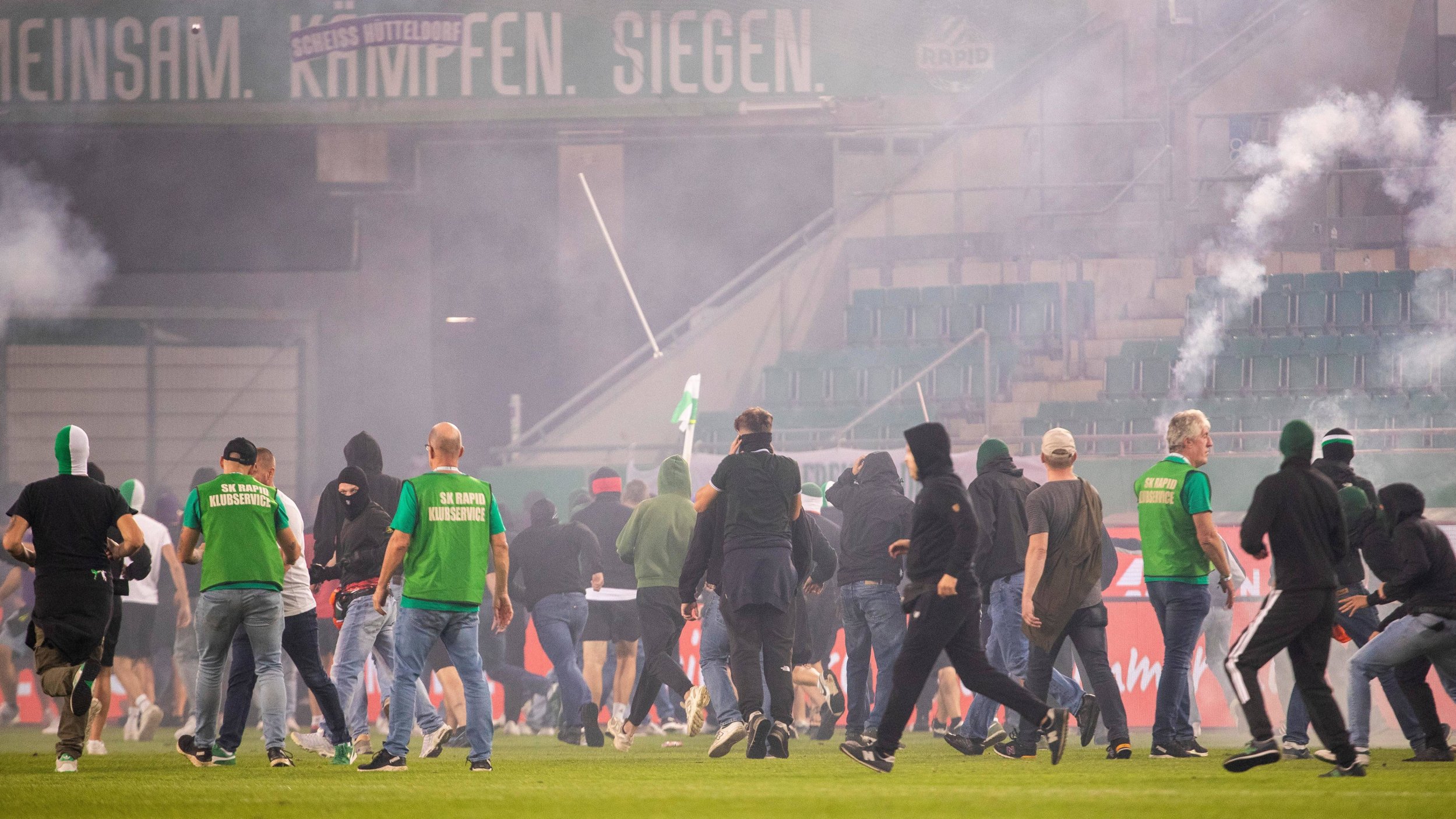 Derby: Austria-Fans konnten durch offenes Tor aufs Feld