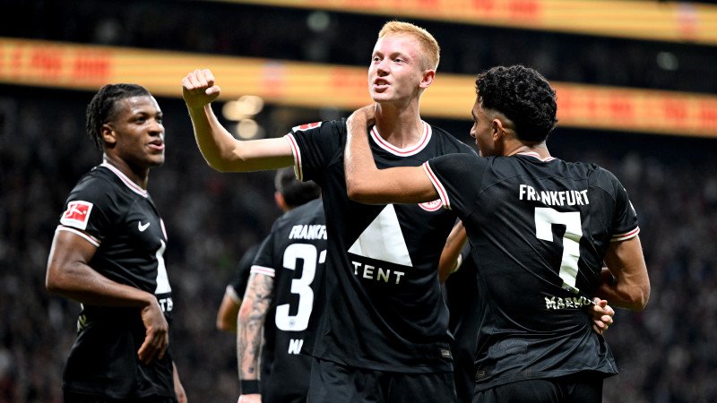 <a href='/de/daten/news/fussball/eintracht-frankfurt/' class='tag'>Eintracht Frankfurt</a> verlängert mit Leistungsträger