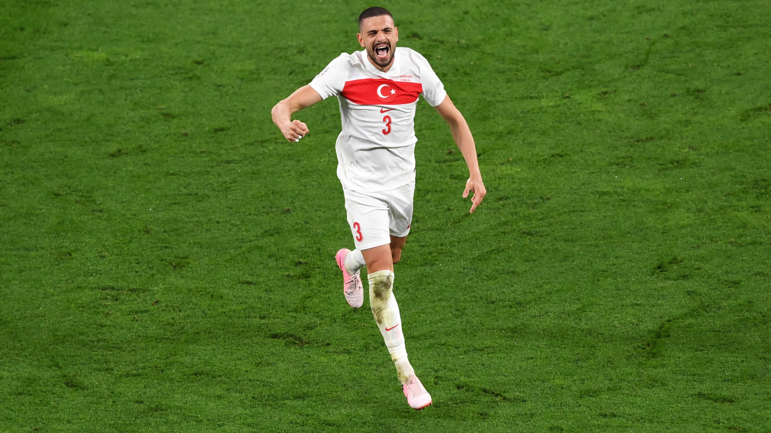 Türkei: Statue von Demiral beim Wolfsgruß errichtet