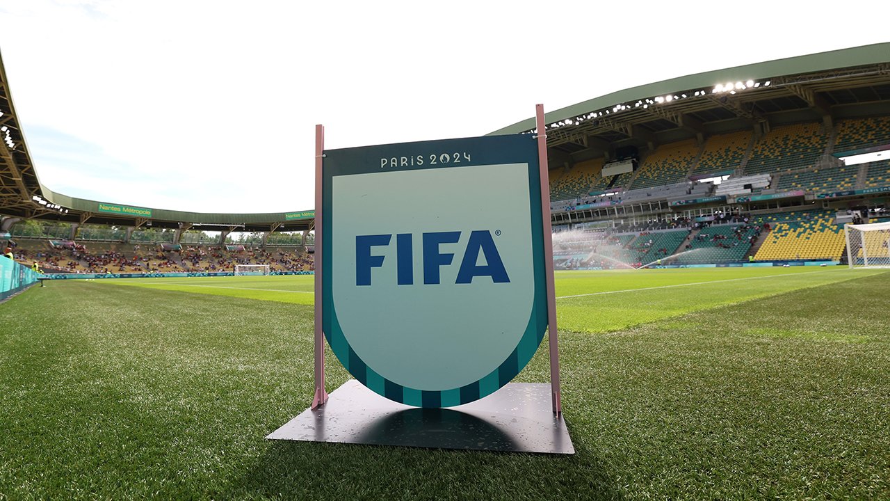 "Mittelfinger für Frauenfußball" - 100 Spielerinnen vs. FIFA