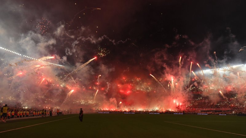 Atemberaubend! River-Fans mit unglaublicher Feuerwerk-Show
