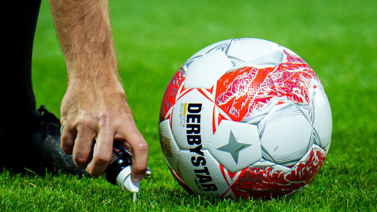 Fußballer schlägt Schiedsrichter bewusstlos