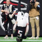 London und St. Brown feiern TD mit viralem Kopfstandjubel