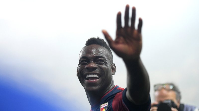 Balotelli sieht Gelb bei Genoa-Debüt