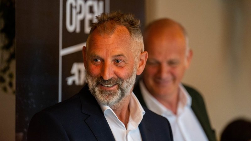 Hohe Summe! Muster-Pokale für guten Zweck versteigert