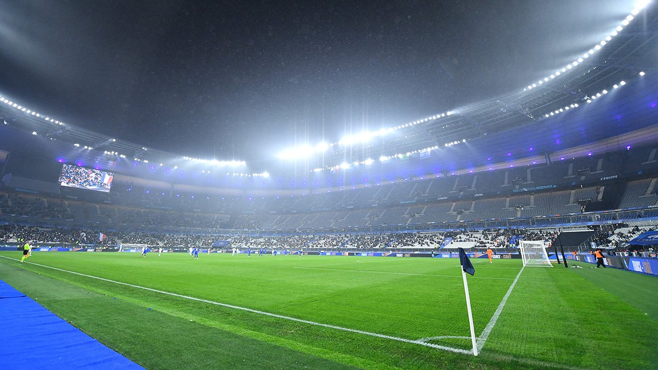 Auf der Tribüne: Zusammenstöße bei Hochrisikospiel in Paris