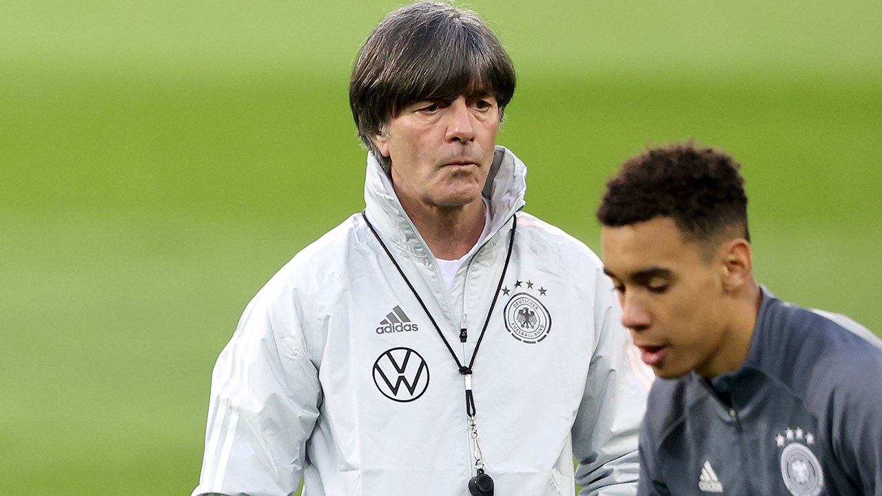 Einmalig: So überzeugte Jogi Löw <a href='/de/daten/news/fussball/jamal-musiala/' class='tag'>Jamal Musiala</a> vom DFB