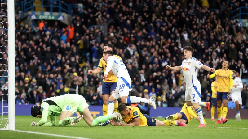 Wöber schießt Leeds United an die Tabellenspitze