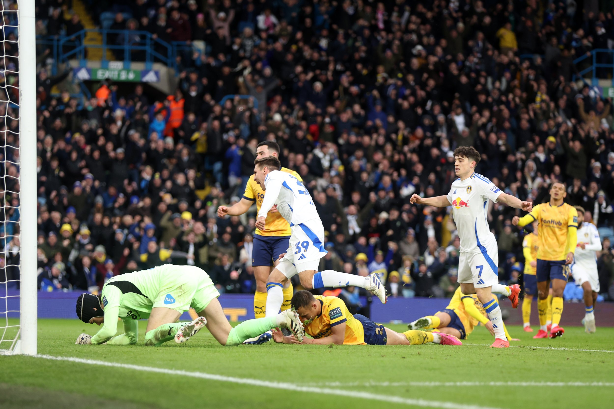 Wöber schießt Leeds United an die Tabellenspitze