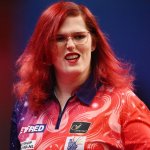 Hitzige Debatte: Erstmals Transfrau bei Darts-WM