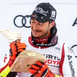 Feurstein gedenkt am Podest verstorbenem Familienmitglied