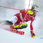 Feller schrammt in Val d'Isere am Podest vorbei