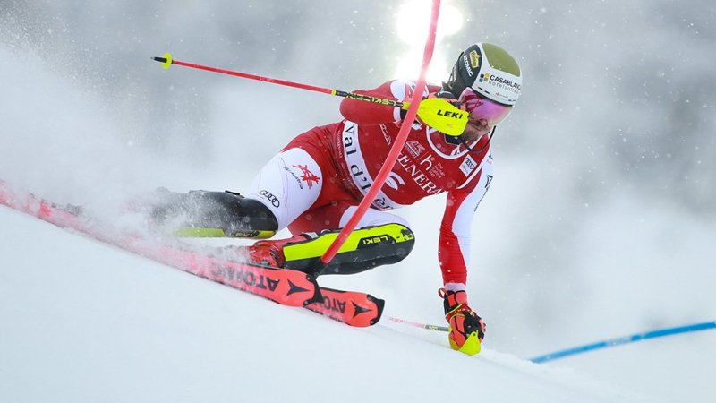 Feller schrammt in Val d'Isere am Podest vorbei